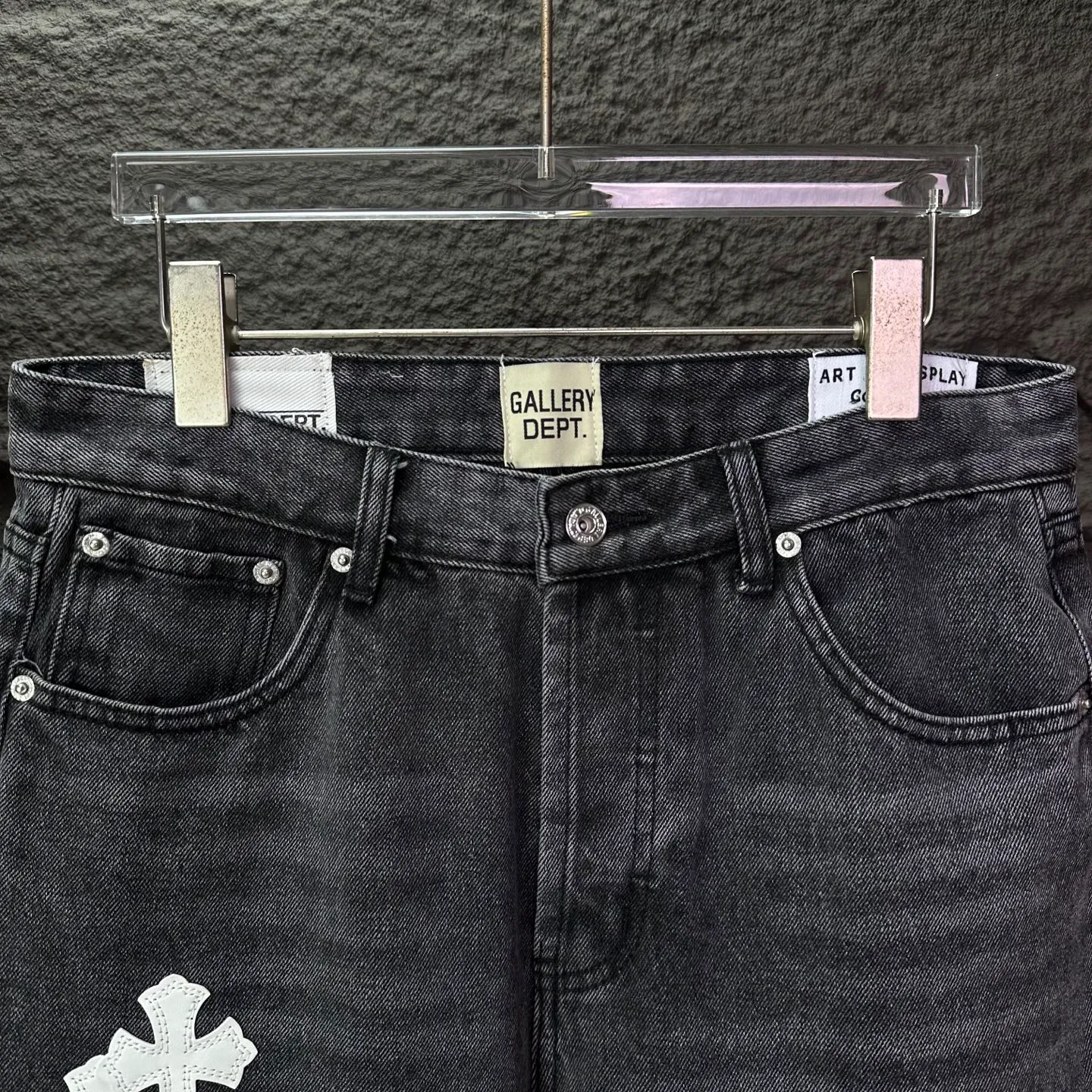 P240 GALLERY DEPT. & Croixin co-branded 2025 new spliced ​​white cross patch leather couple's bootcut jeans 🔥High version🔥High version🔥 Top ceiling quality Styles with different washed textures are very friendly to people with thin legs and thick legs. The bootcut version is very flattering. Moderate length that never goes out of style, easy to match with casually, basic styling for various styles, a must-have in the wardrobe! The fabric is stiff but also makes the upper body soft without losing texture. The washing process is even more perfect. It is a must-have item for everyone! ! ! Washed wheat, hang tag, pants label, three complete labels, color: black, size: 28, 30, 32, 34, 36 (five sizes)